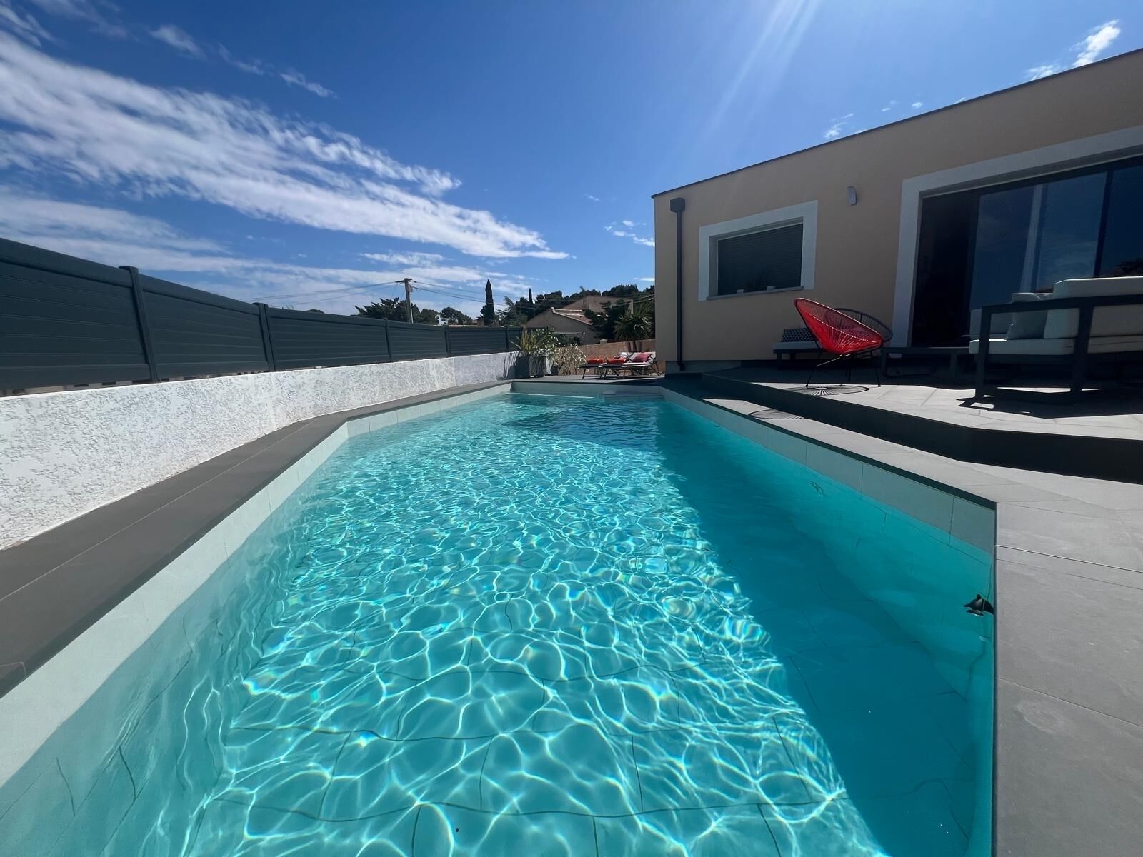 حمّام سباحة خارجي، حمّام سباحة مُدفَّأ