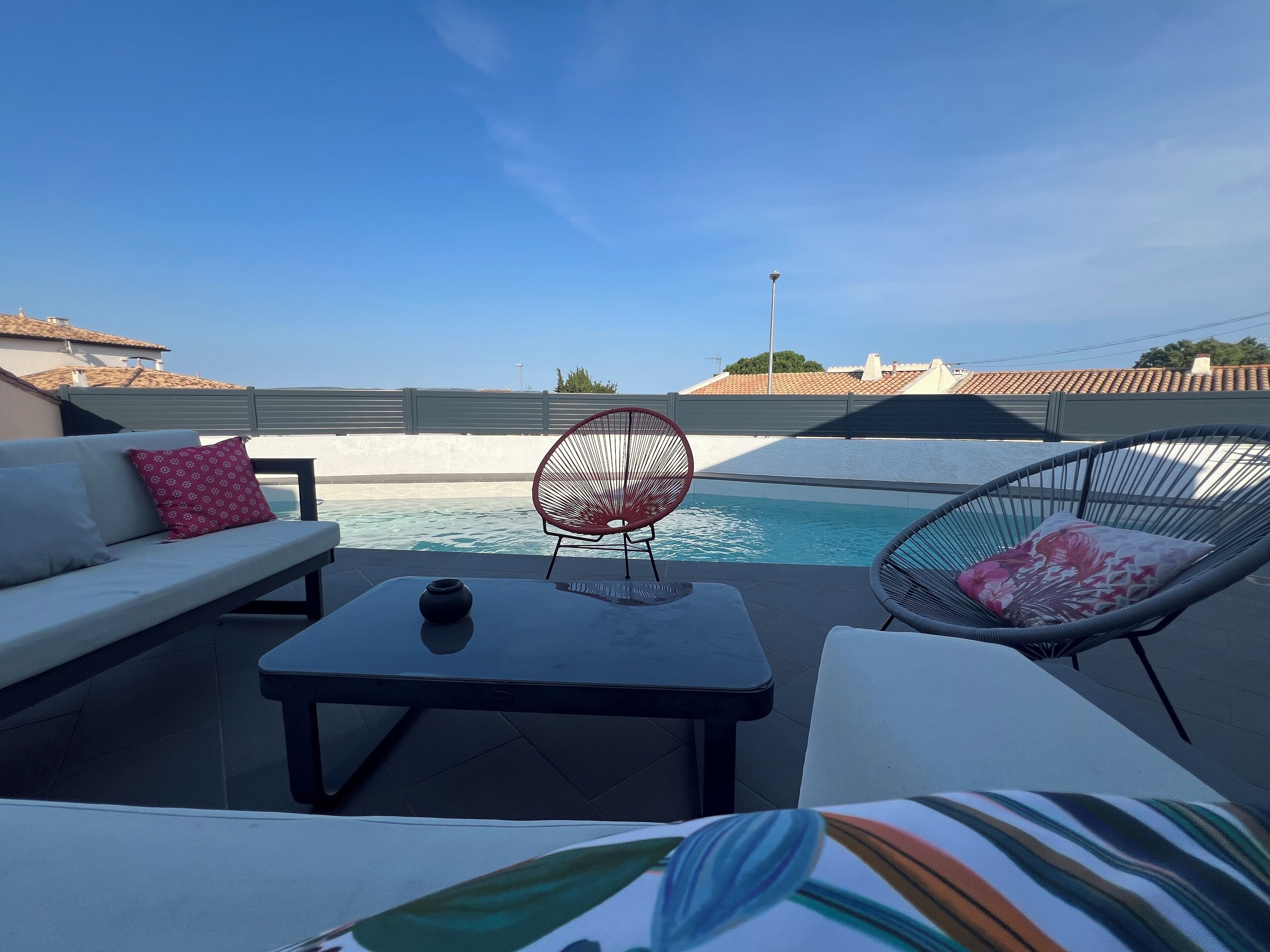 Een buitenzwembad en een verwarmd zwembad