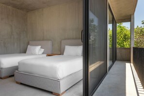 9 quartos, ferros/tábuas de passar roupa, Wi-Fi, roupa de cama