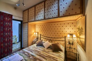 4 soverom, skrivebord, strykejern/-brett og reiseseng for barn