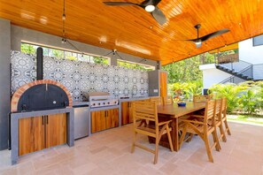 Outdoor dining - La Joya Citrulina - Walk to the Beach (Nosara)