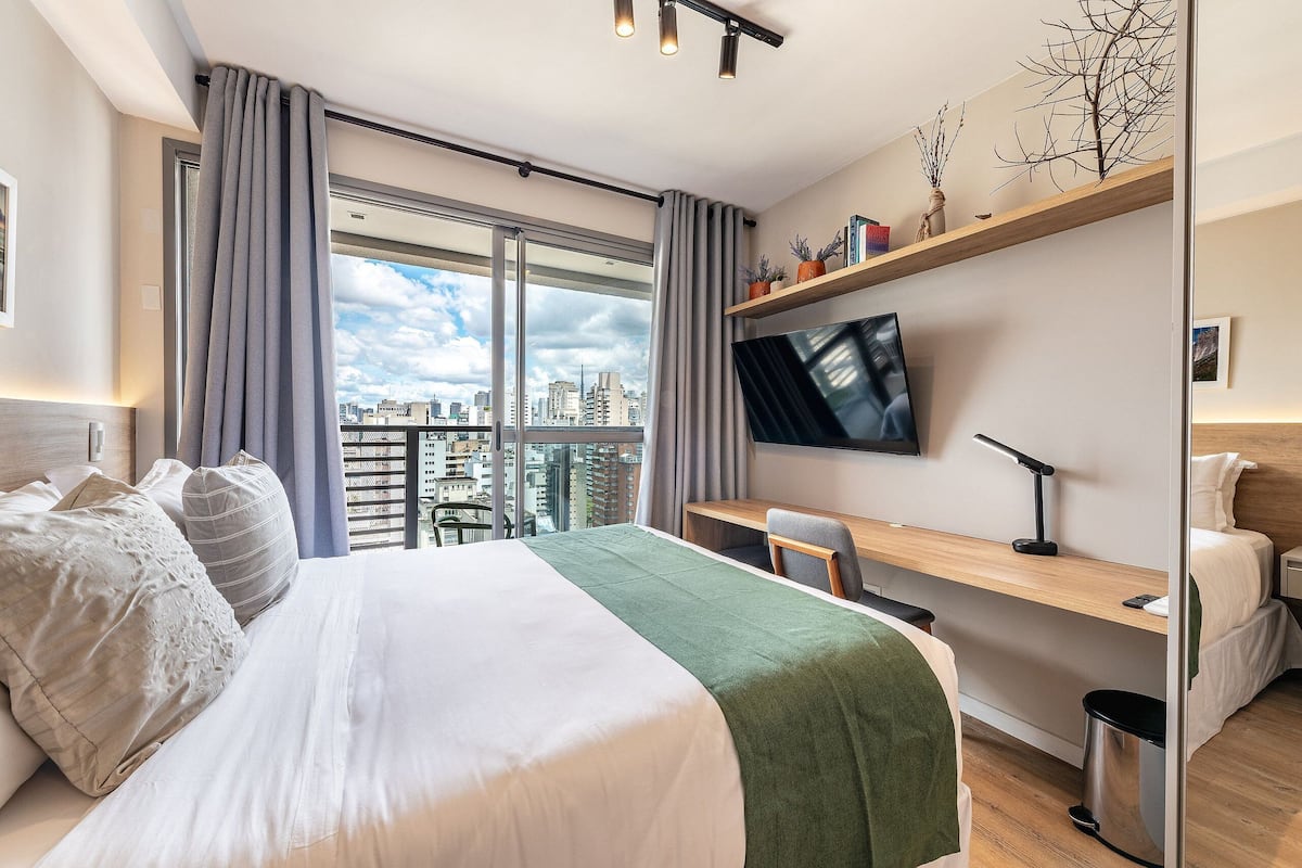 Estudio | Espacio para trabajar con laptop y cortinas blackout