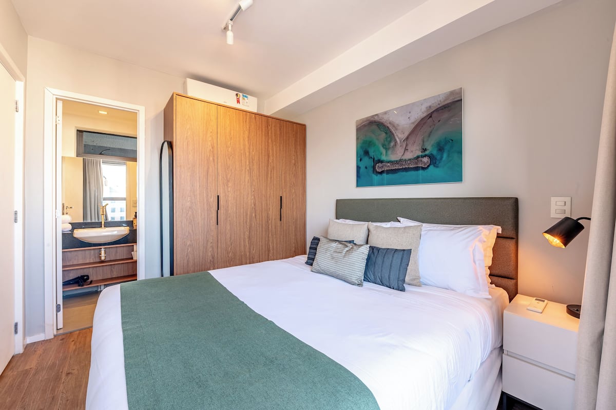 Deluxe Apartment, 1 Queen Bed with Sofa bed | Laptop workspace, blackout curtains, iron/ironing board, free WiFi