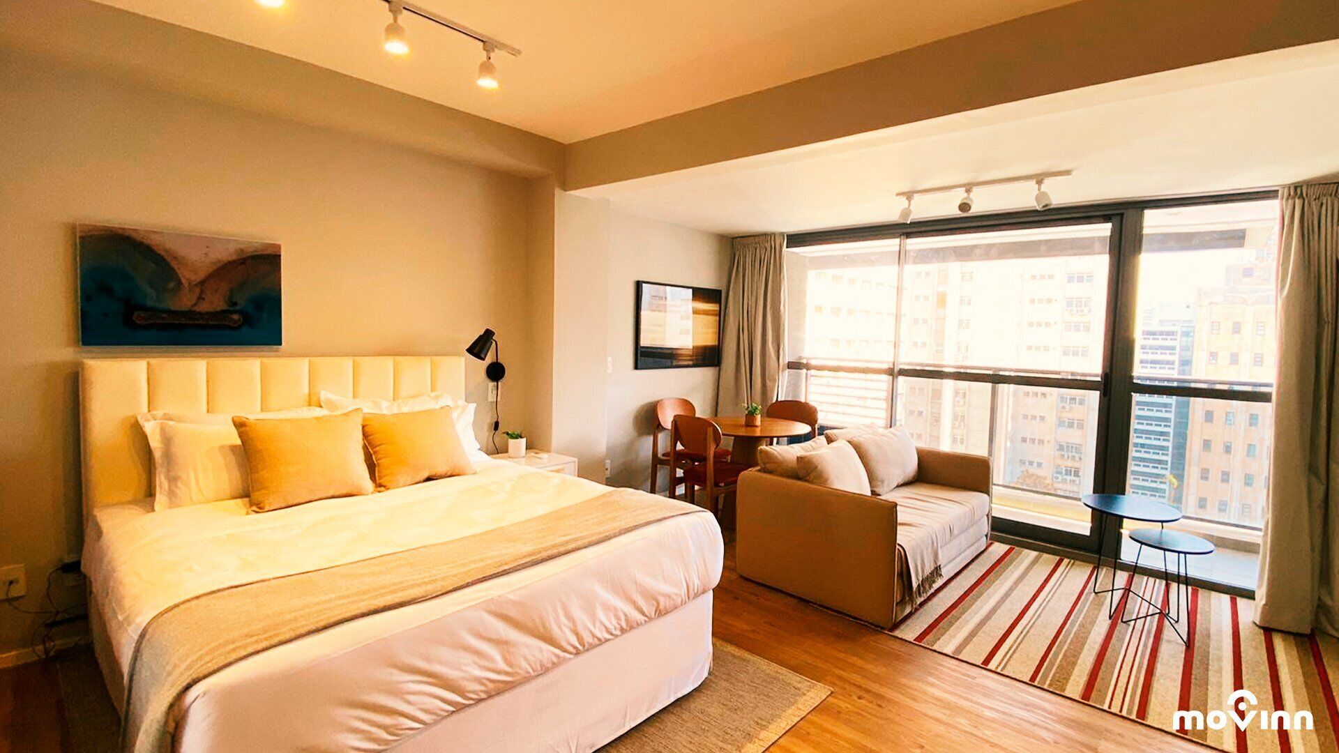 Estudio | Espacio para trabajar con un portátil y cortinas opacas