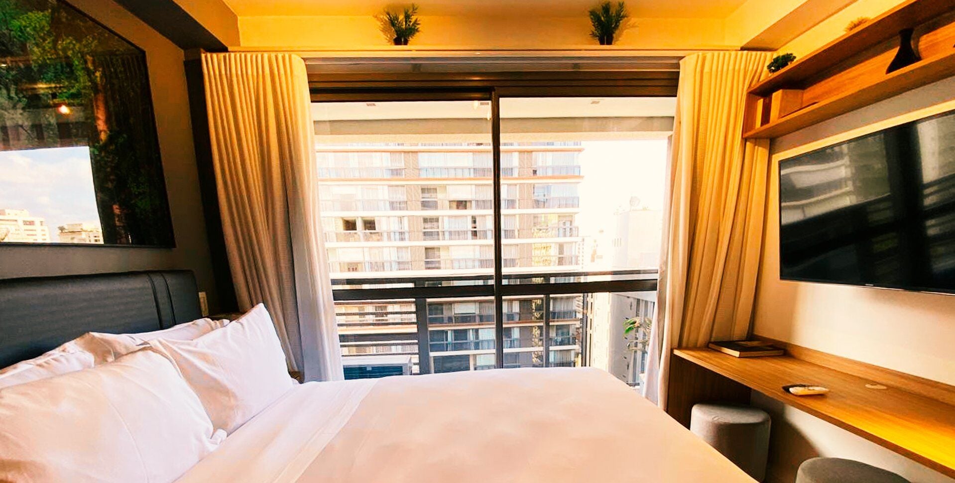 Estudio Deluxe | Espacio para trabajar con un portátil y cortinas opacas