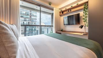 Studio | Arbetsyta för laptop, mörkläggningsgardiner och strykjärn/strykbräda