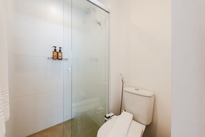 Comfort Στούντιο | Μπάνιο | Ντουζιέρα, πιστολάκι μαλλιών, πετσέτες, Σαπούνι
