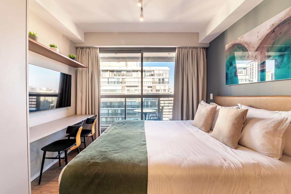 Classic Studio, 1 Queen Bed | Laptop workspace, blackout curtains, iron/ironing board, free WiFi