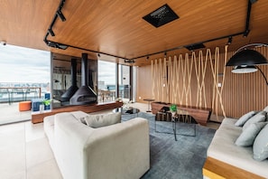 Ein modernes Wohnzimmer mit einer Couch, einem Couchtisch und einem Kamin.