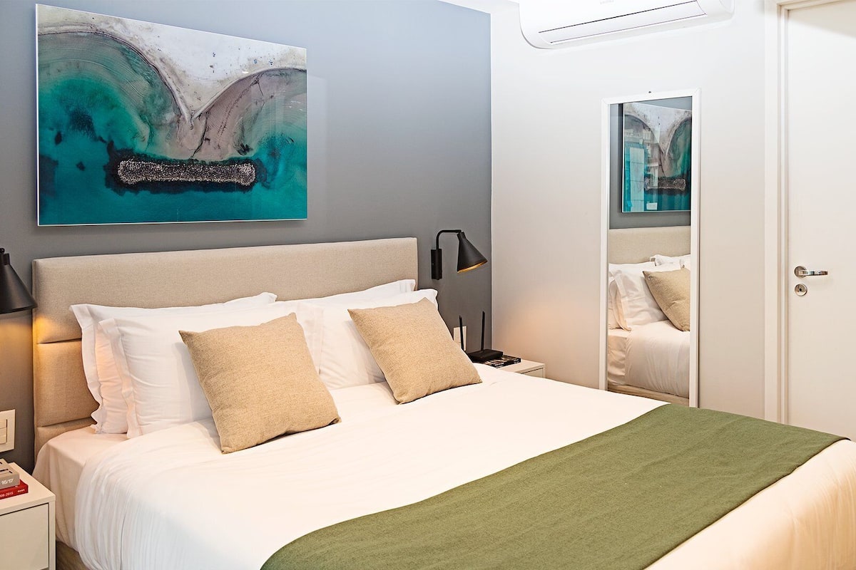 Estúdio Superluxo | Laptop workspace, blackout drapes, iron/ironing board, free WiFi