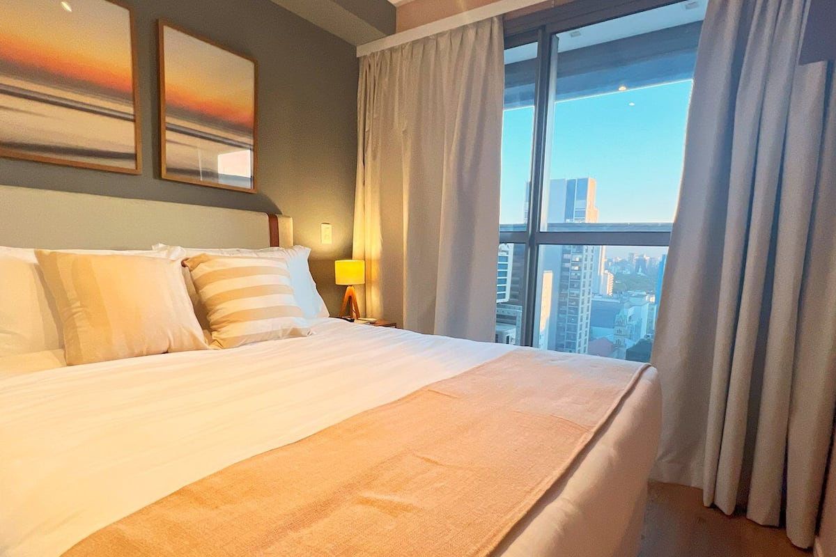 Apartamento Família 2 Quartos | Laptop workspace, blackout drapes, iron/ironing board, free WiFi