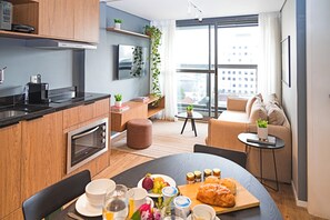 Deluxe Apartment, 1 Queen Bed with Sofa bed | Dining room