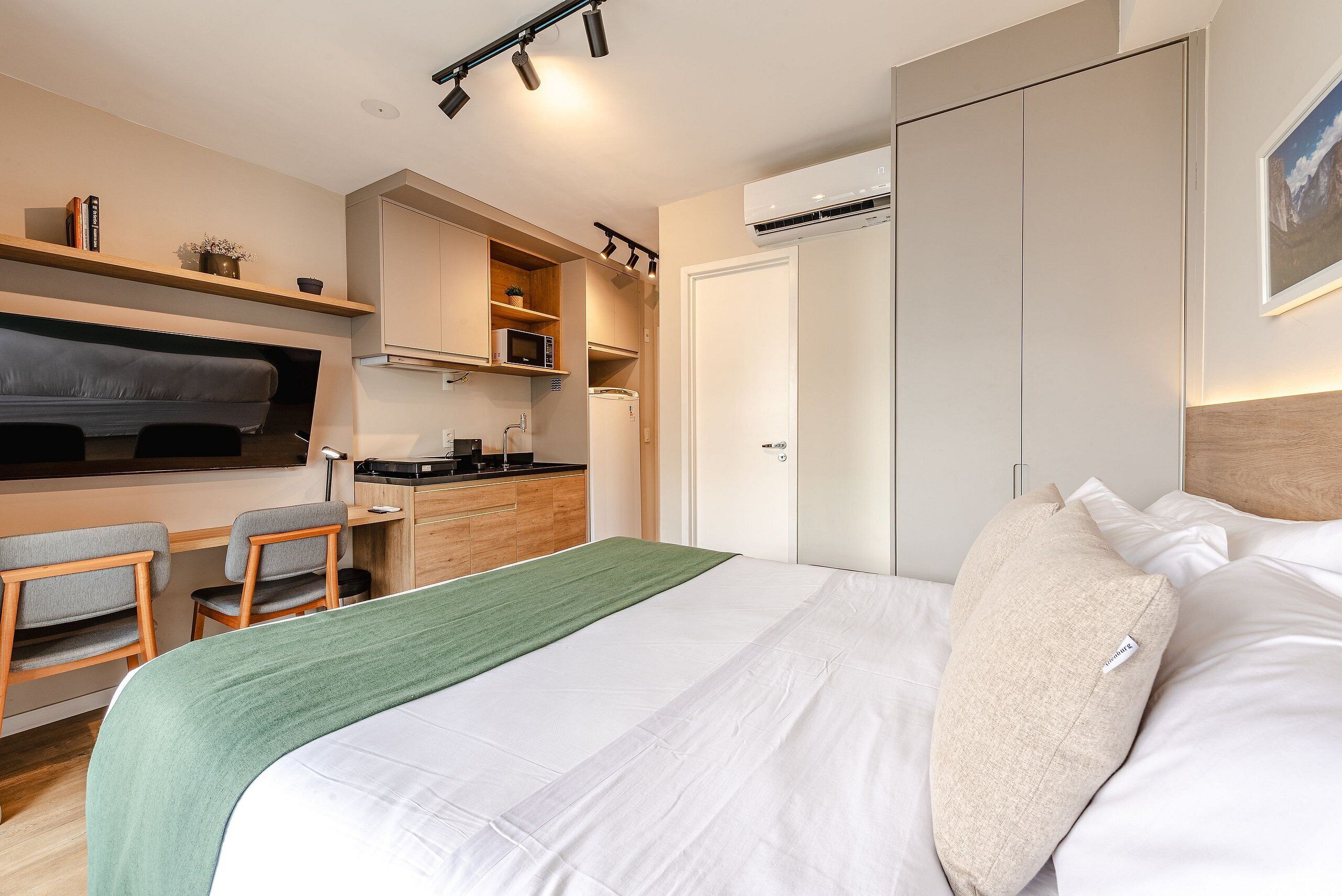 Studio | Skrivebord for bærbar PC, blendingsgardiner og strykejern/-brett