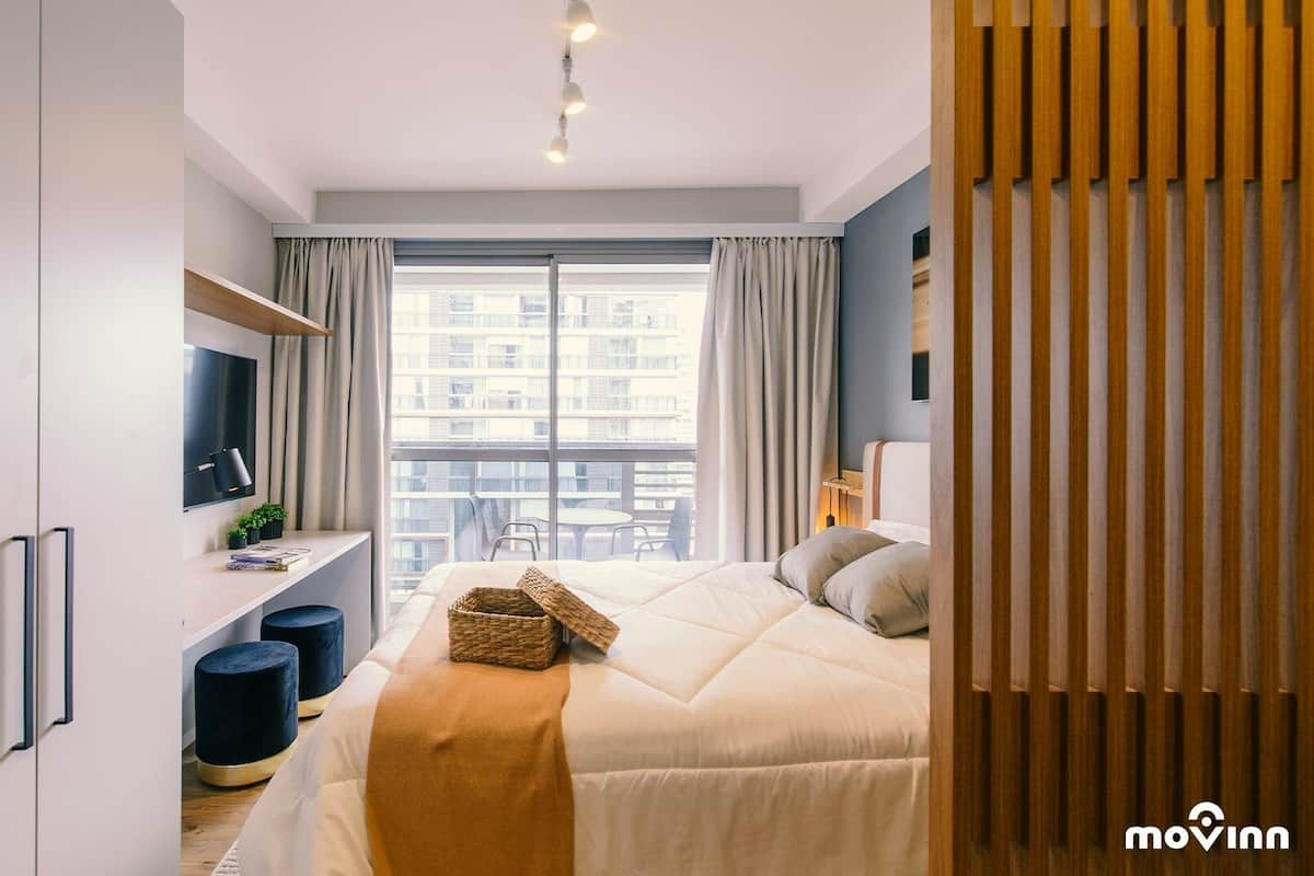1 habitación, espacio para trabajar con laptop y cortinas blackout