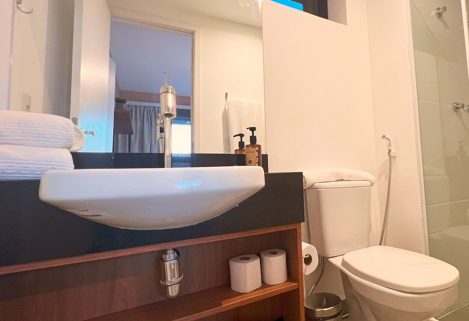 Căn hộ | Phòng tắm | Buồng tắm vòi sen, máy sấy tóc, khăn tắm, xà phòng 