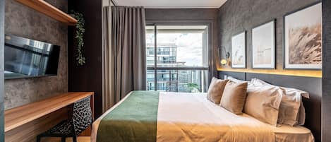 Estudio | Espacio para trabajar con laptop y cortinas blackout