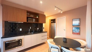 Departamento | Cocina privada | Refrigerador, microondas, cafetera de espresso y utensilios de cocina 