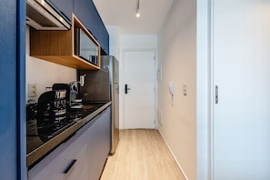 Estudio Confort | Cocina privada | Refrigerador, microondas, cafetera de espresso y utensilios de cocina 