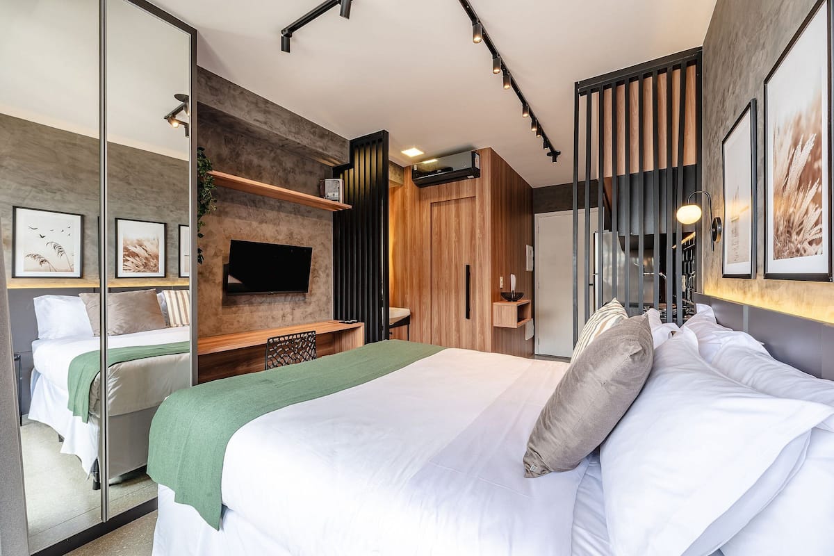 Studio | Skrivebord for bærbar PC, blendingsgardiner og strykejern/-brett