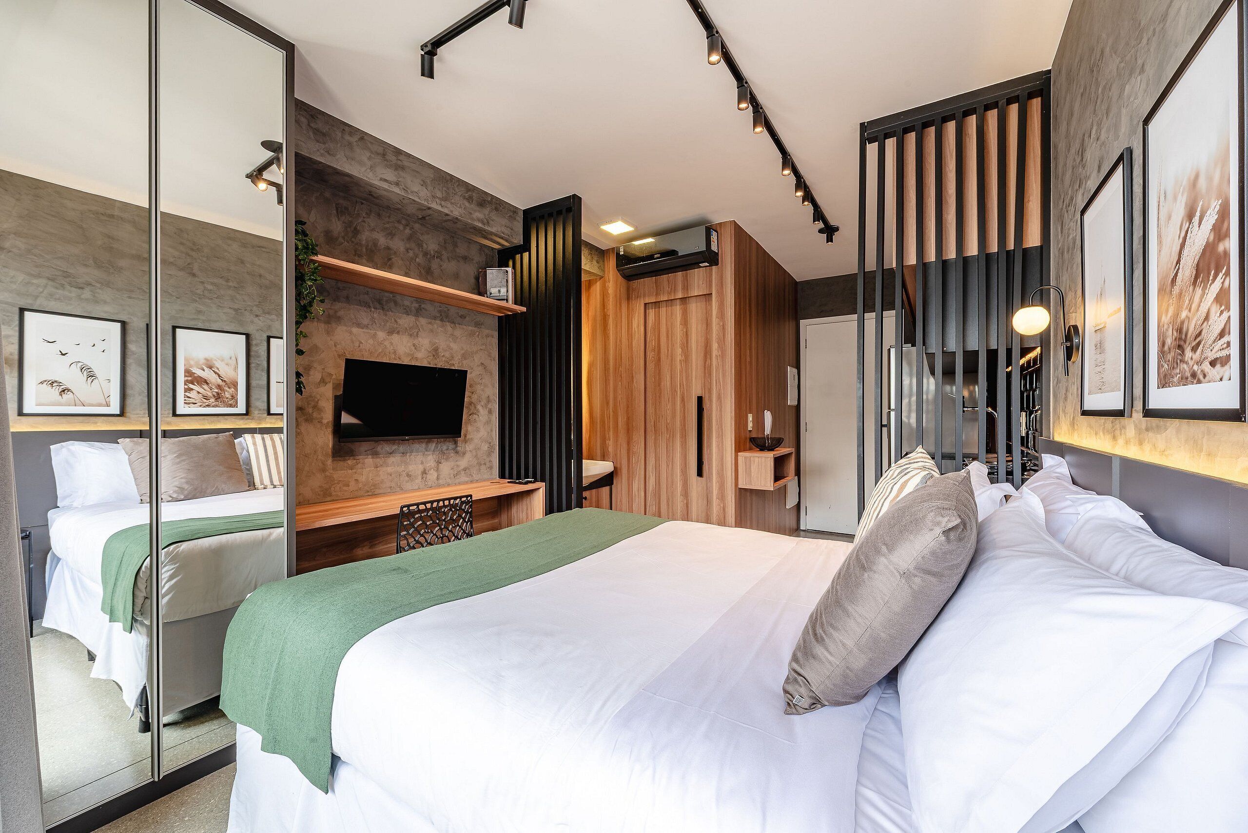 Στούντιο | Χώρος εργασίας για λάπτοπ, κουρτίνες συσκότισης, σίδερο/σιδερώστρα 