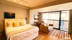 1 habitación, espacio para trabajar con laptop y cortinas blackout