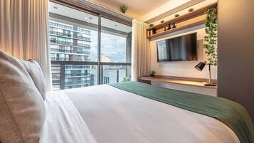 Studio | Een laptopwerkplek, verduisterende gordijnen