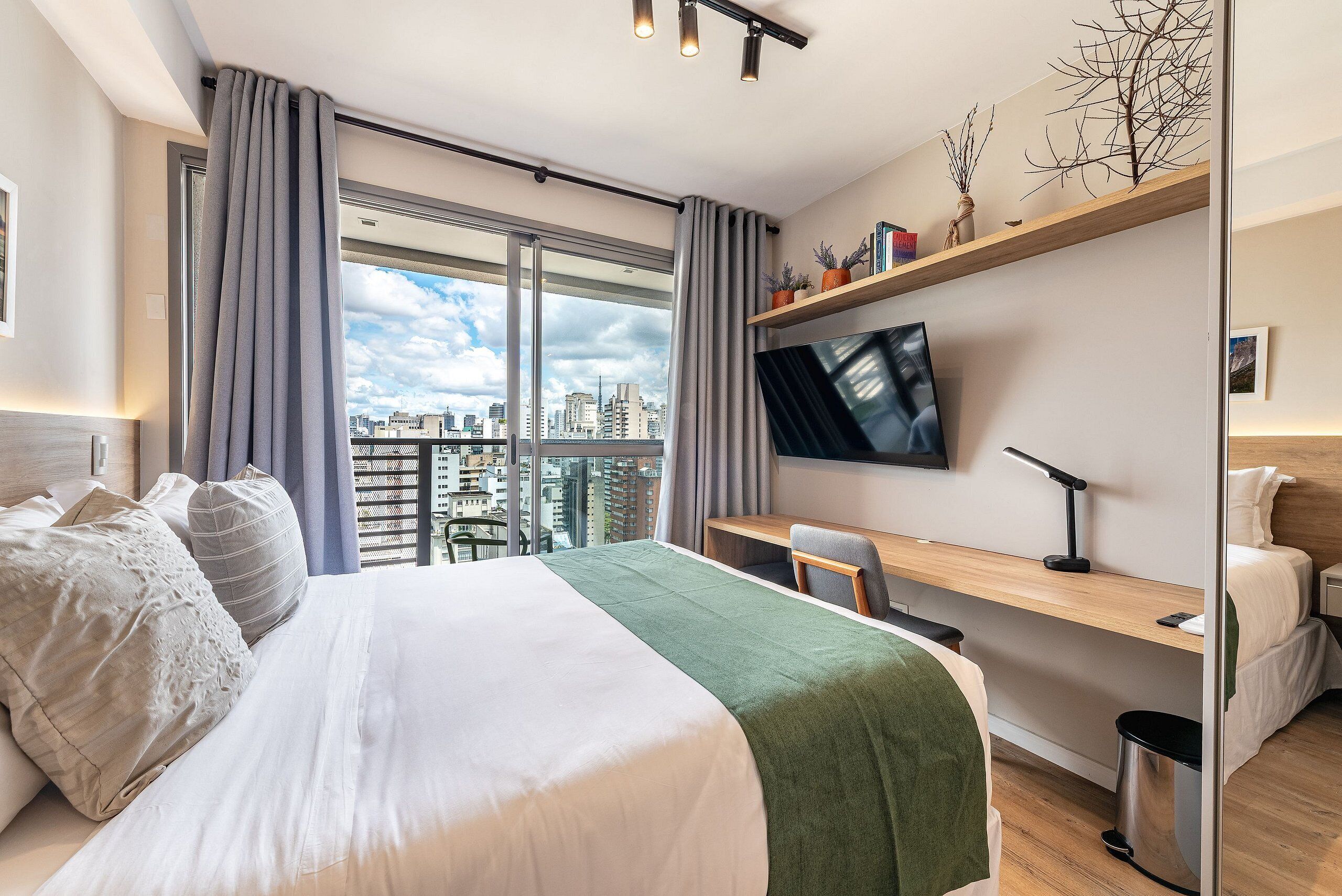 Studio | Laptop workspace, blackout curtains, iron/ironing board, free WiFi