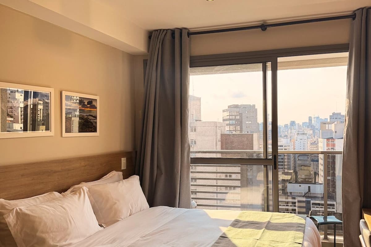 1 habitación, espacio para trabajar con laptop y cortinas blackout
