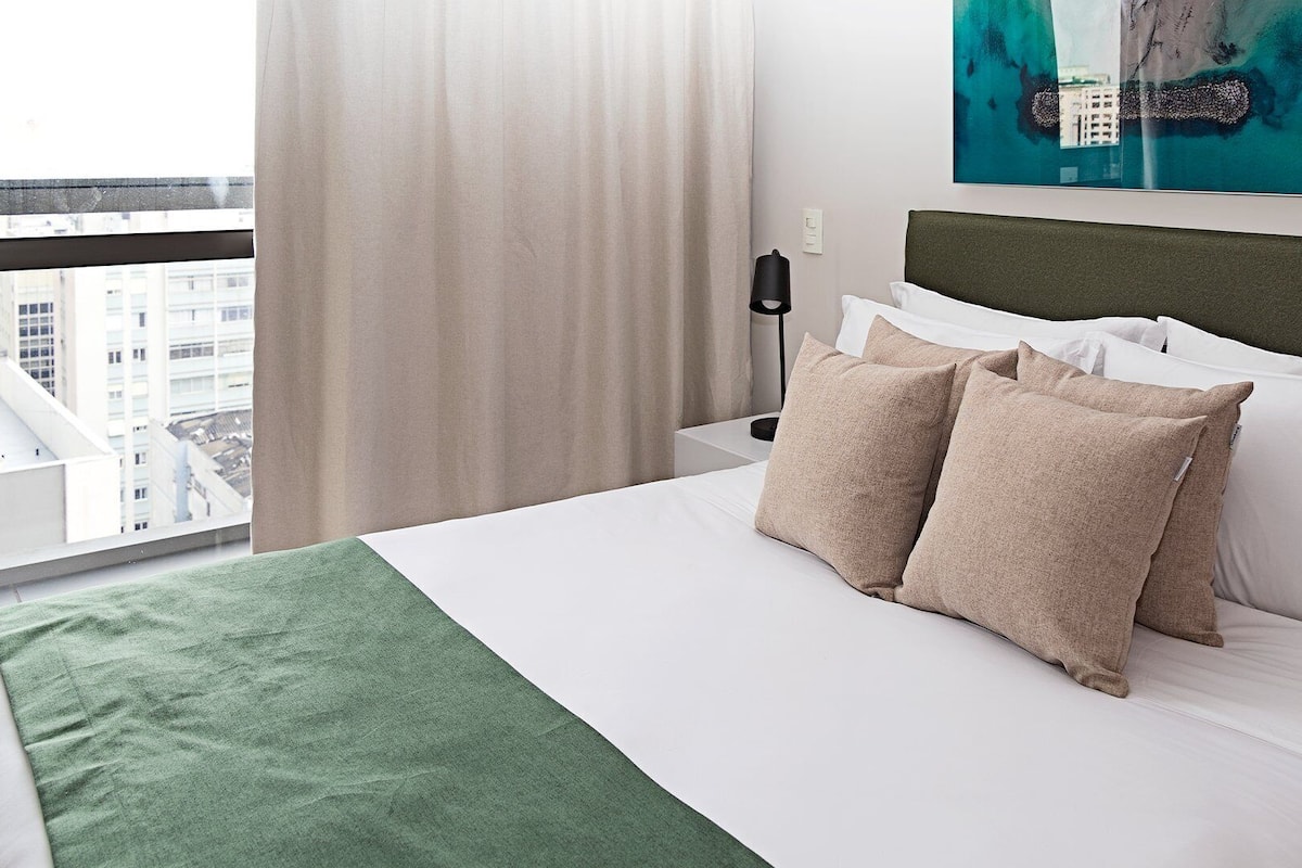 1 habitación, espacio para trabajar con laptop y cortinas blackout