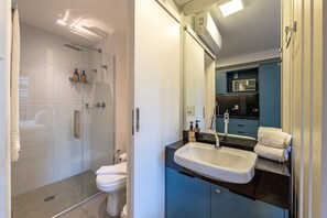 Studio | Bathroom | Shower, hair dryer, towels, soap - Movinn Nine - Jardim Paulista (São Paulo)