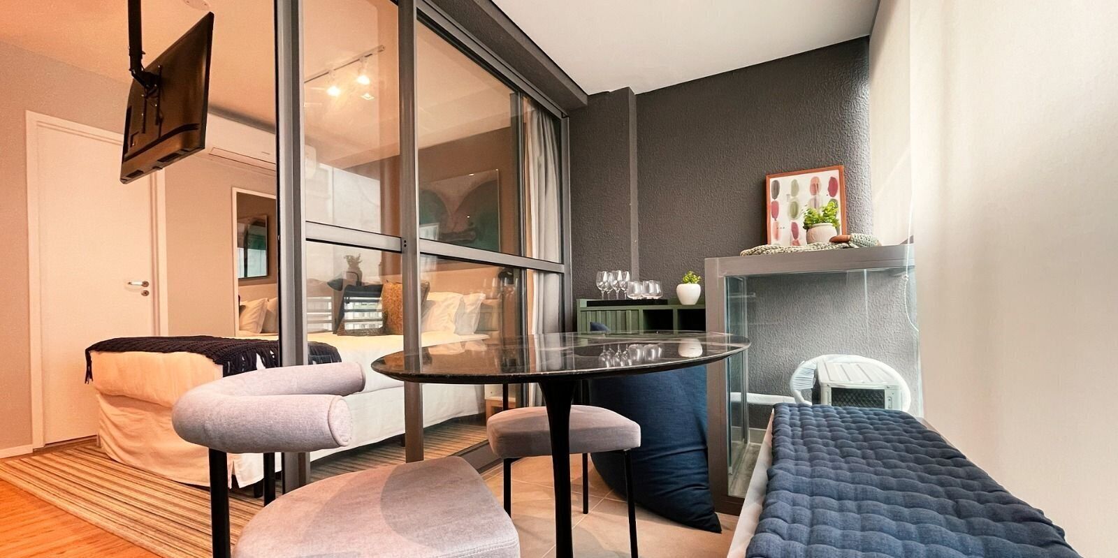 Studio | Laptop workspace, blackout curtains, iron/ironing board, free WiFi