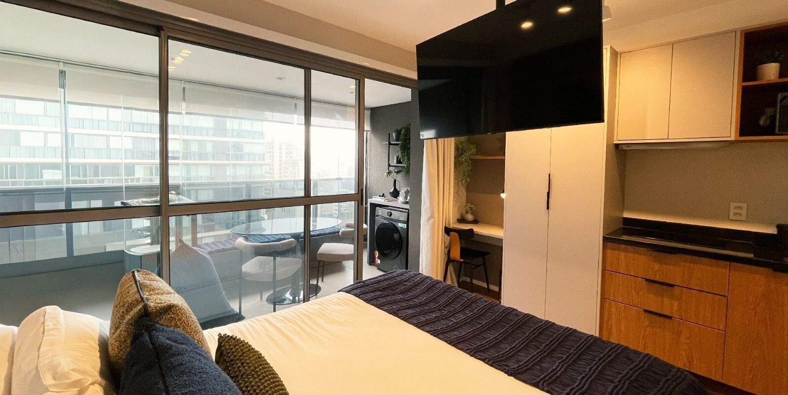 Studio | Skrivebord for bærbar PC, blendingsgardiner og strykejern/-brett