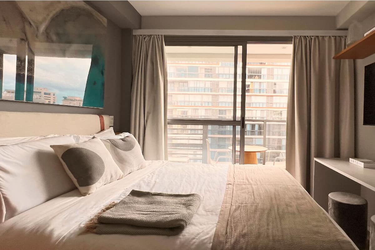 Classic Studio, 1 Queen Bed | Laptop workspace, blackout curtains, iron/ironing board, free WiFi