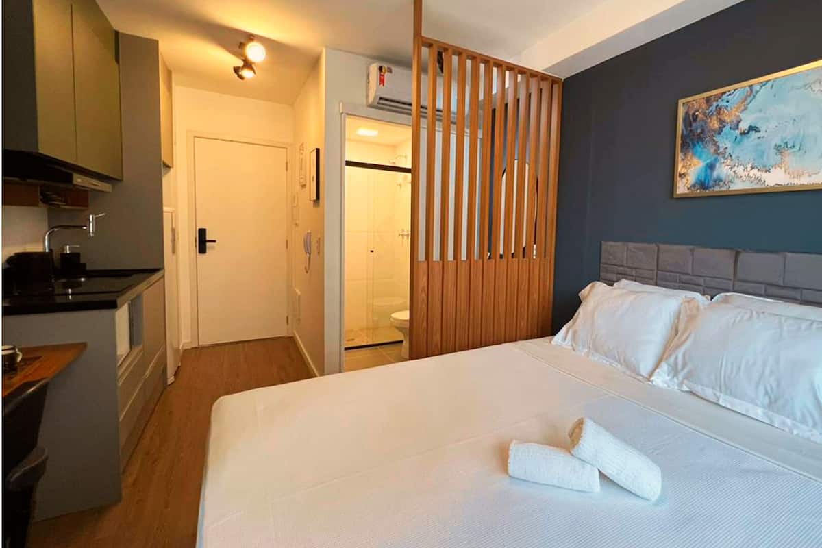 Apartamento Luxo | Laptop workspace, blackout drapes, iron/ironing board, free WiFi