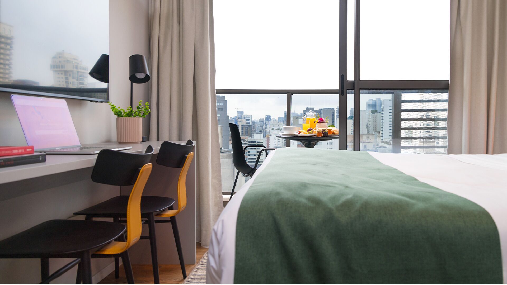 Espacio para trabajar con laptop y cortinas blackout 
