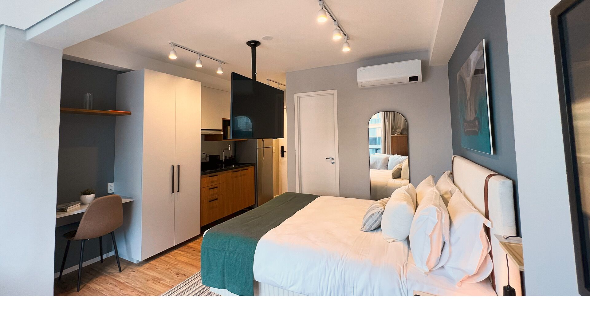 Estudio | Espacio para trabajar con un portátil y cortinas opacas