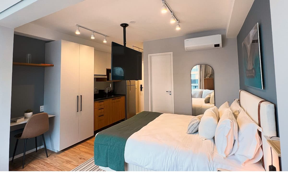 1 habitación, espacio para trabajar con laptop y cortinas blackout