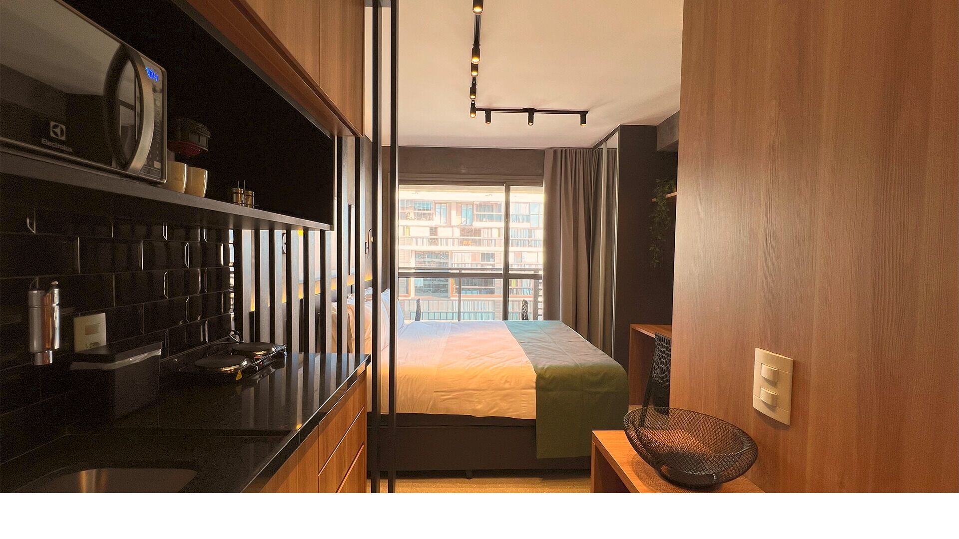 基础开间 | 笔记本电脑工作区、遮光窗帘、熨斗/熨衣板、免费 WiFi