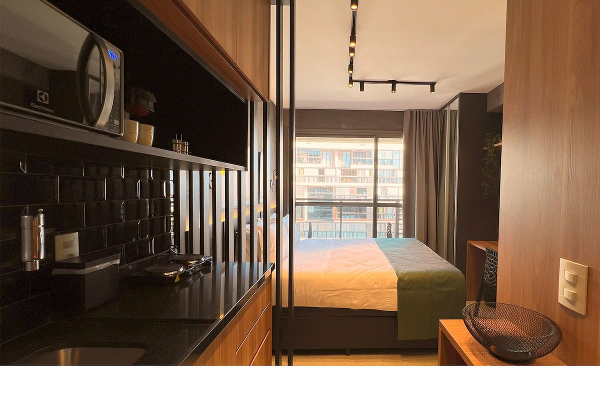 1 habitación, espacio para trabajar con laptop y cortinas blackout