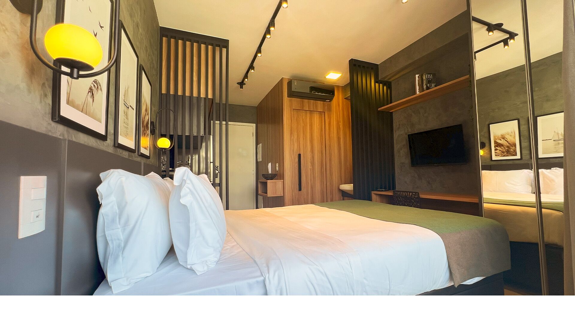 Studio | Laptop workspace, blackout drapes, iron/ironing board, free WiFi