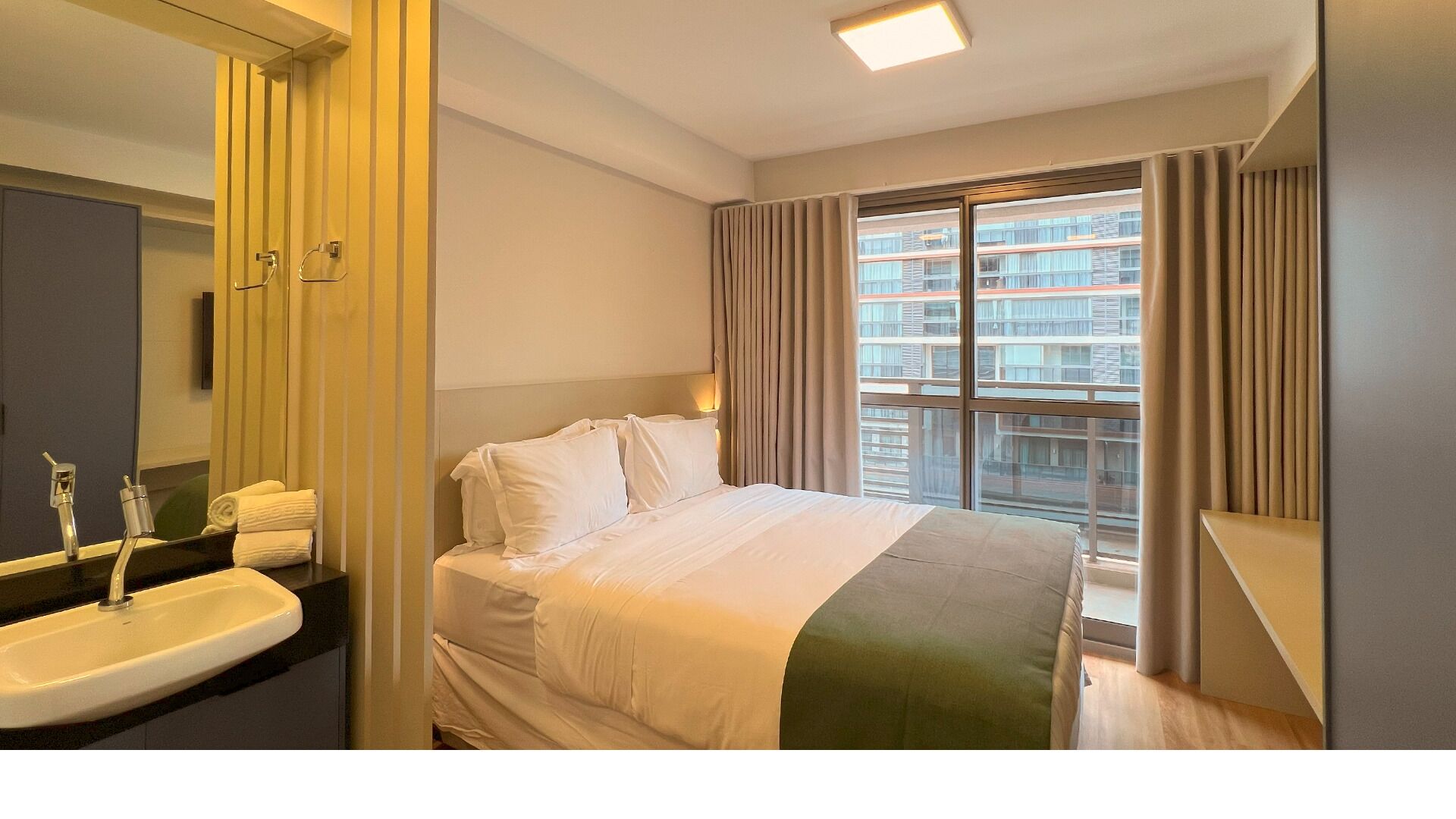 基础开间 | 笔记本电脑工作区、遮光窗帘、熨斗/熨衣板、免费 WiFi