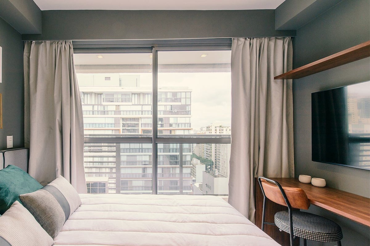 1 habitación, espacio para trabajar con laptop y cortinas blackout