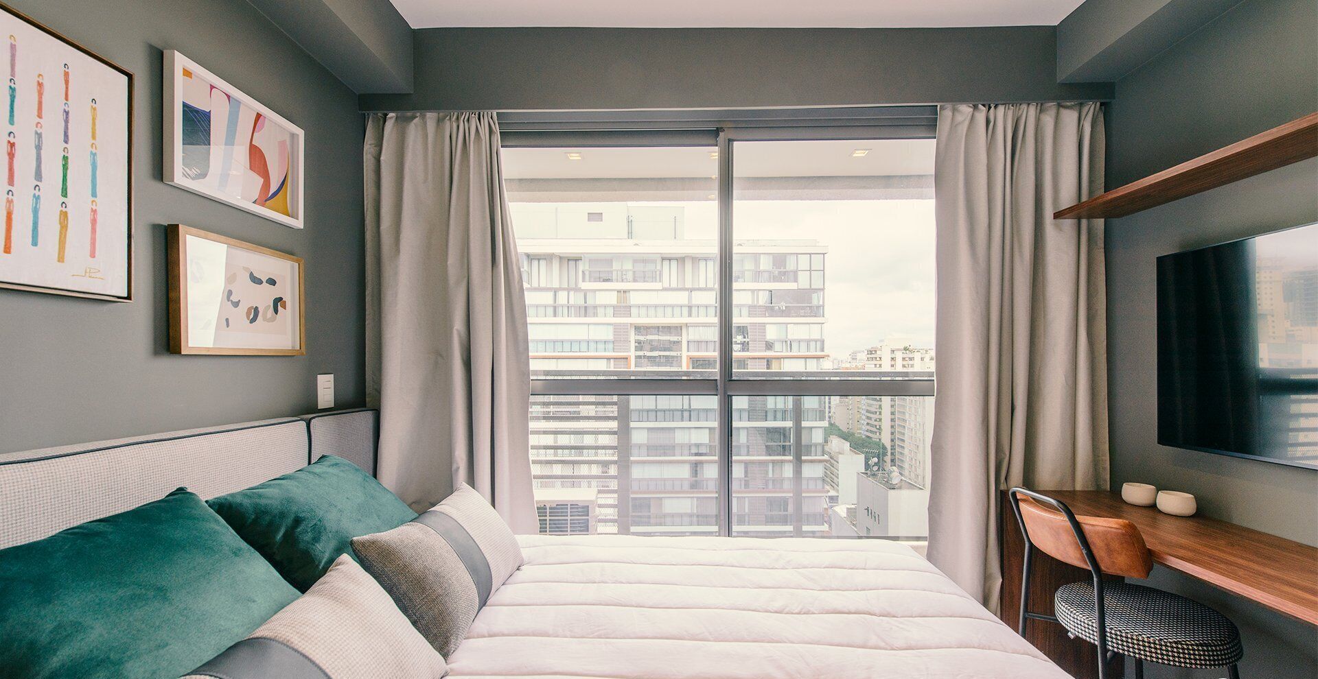 Estudio Deluxe | Espacio para trabajar con un portátil y cortinas opacas