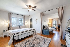 3 slaapkamers, een bureau, een strijkplank/strijkijzer, reisbedje