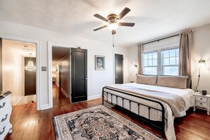 3 bedrooms, desk, iron/ironing board, travel cot