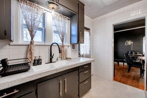 ثلاجة، ميكروويف، فرن، موقد طهي مسطح