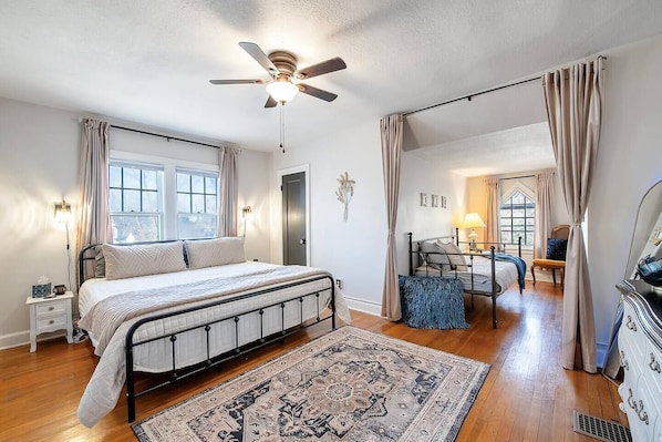 3 Schlafzimmer, Schreibtisch, Bügeleisen/Bügelbrett, Reisekinderbett