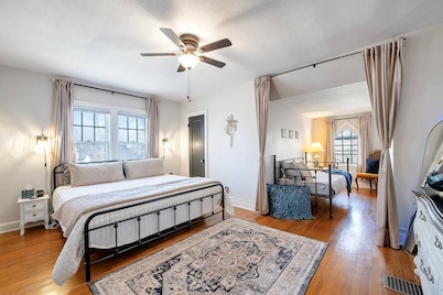 Clifton Corner: Art Deco charm in College Hill. Walk to the park, dining & shops. 2 king beds.
