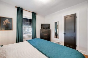 3 chambres, bureau, fer et planche à repasser, lit parapluie