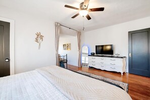 3 habitaciones, escritorio y tabla de planchar con plancha
